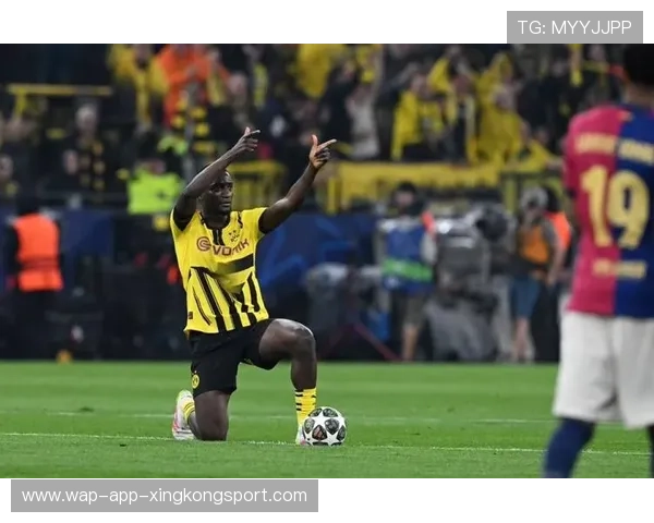 足球前锋上演帽子戏法,帮助球队大胜 足球前锋上演帽子戏法,帮助球队大胜