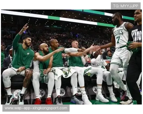 凯尔特人依靠整体传切打出标志性攻势,绿军再掀高潮 凯尔特人依靠整体传切打出标志性攻势,绿军再掀高潮