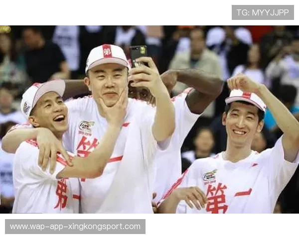 冠军球队主场球迷报答赛季支持开展感谢活动，球队拿冠军的说说